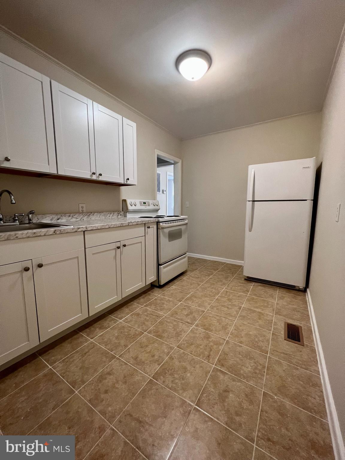 SIGEL BRN P/O GLYMONT SU - Residential Lease