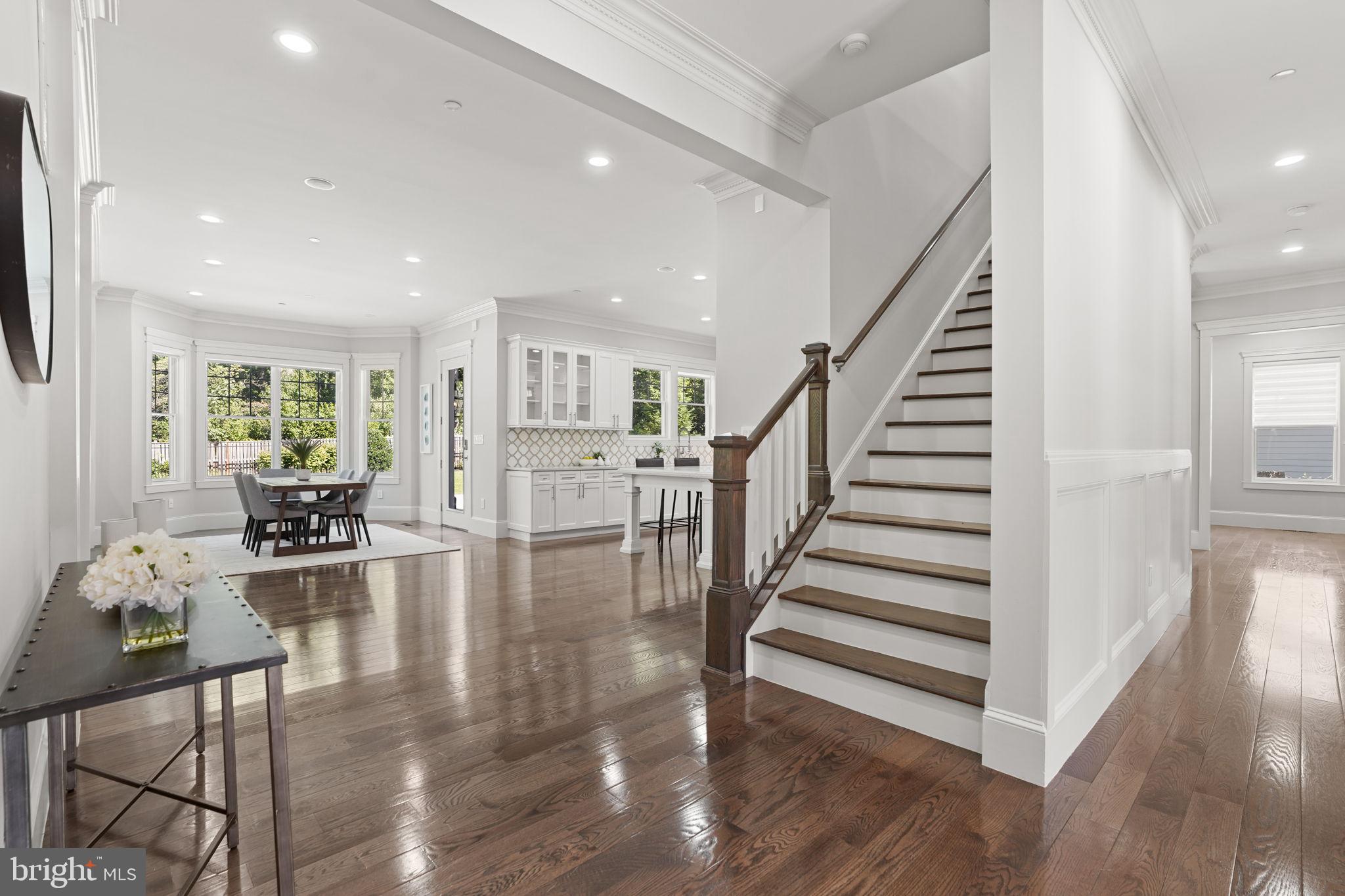 6111 ROSELAND