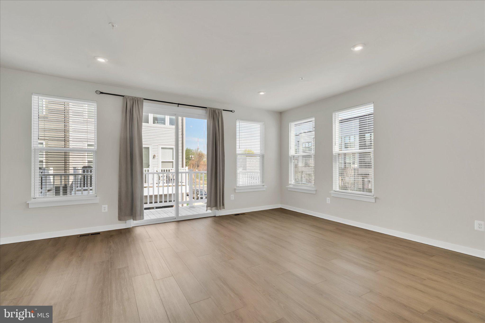 RIVERFRONT - Residential