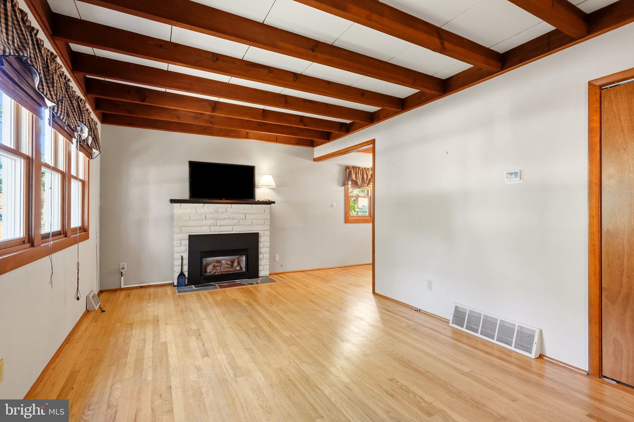 10 WOODLAND AVENUE
