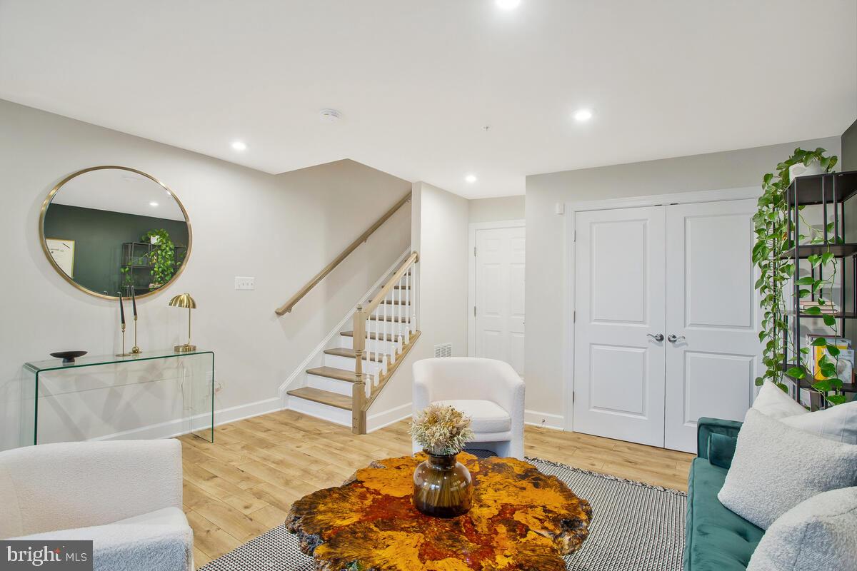 CAPITAL COURT - Residential Lease