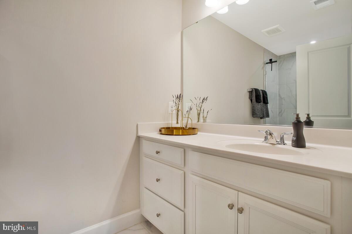 CAPITAL COURT - Residential Lease