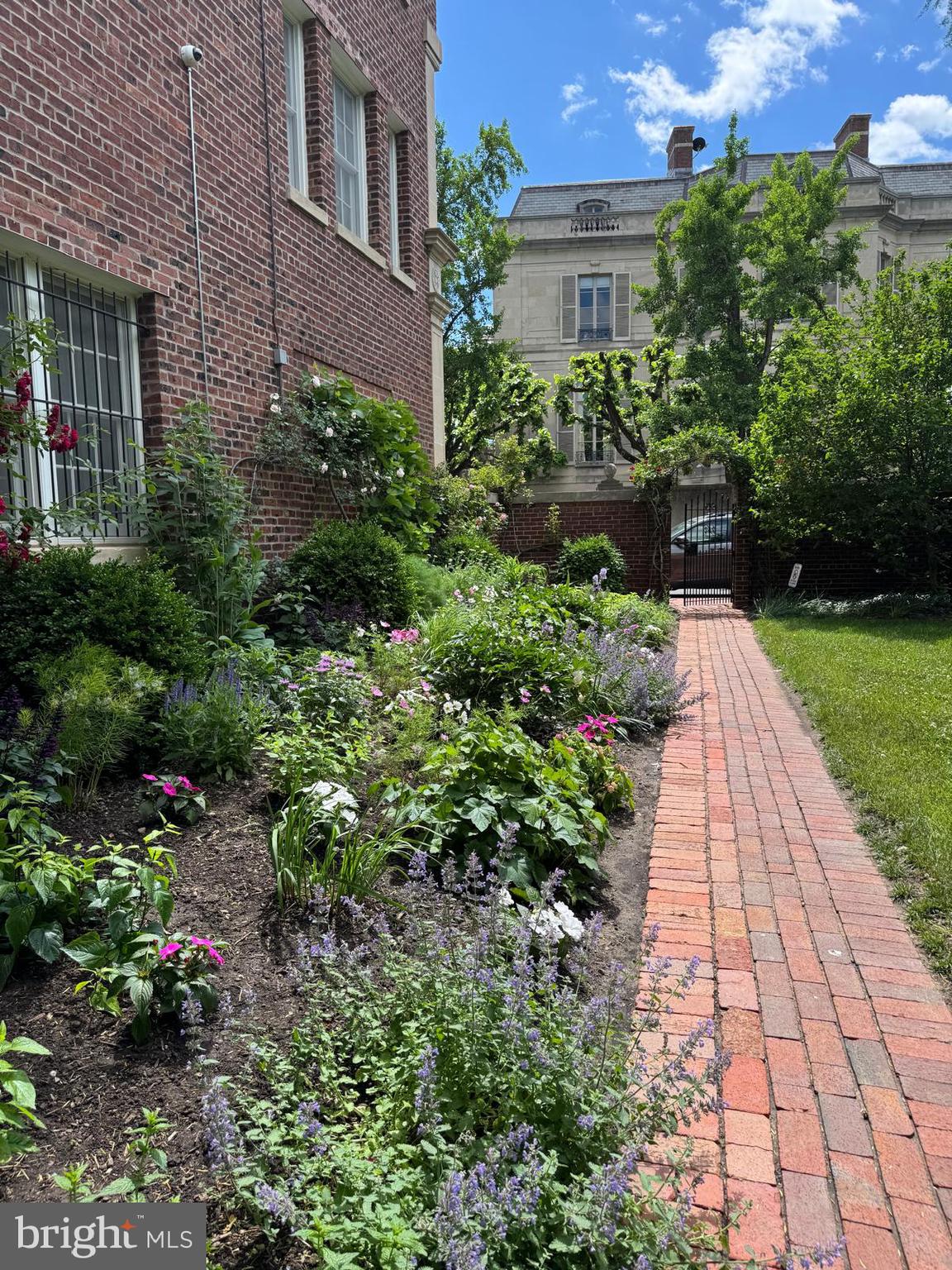 1661 CRESCENT PLACE NW 102