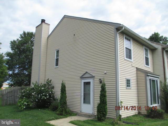 This end of group home needs some TLC but the potential is great. Open layout with appliances, fireplace, updated fixtures. Convenient location in a quiet community. Sold as-is. Note the seller only considers offers during the first 14 days the home is on the market from non-profit organizations. On the 15th day, offers from owner occupants and investors will be reviewed.