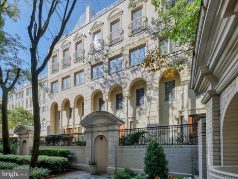 Townhouse For Sale - 1335 N 14th Street<br/> ARLINGTON, VA 22209
