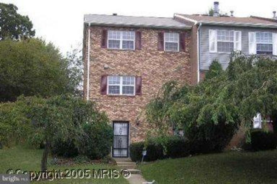 3 LEVEL Brick Front END UNIT TH in Dale City. Rec Room w/Fireplace. Freshly painted, minuets away from shopping centers and !-95 corridor