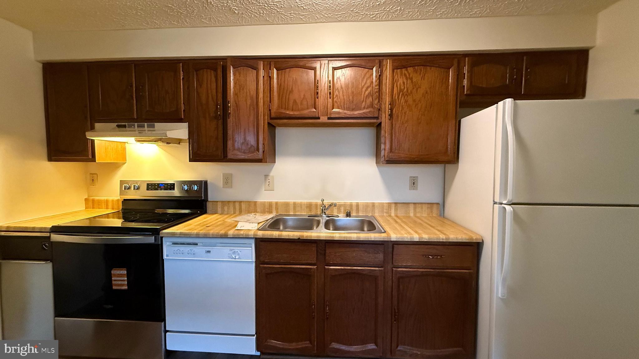 AMBERTOWNE - Residential Lease