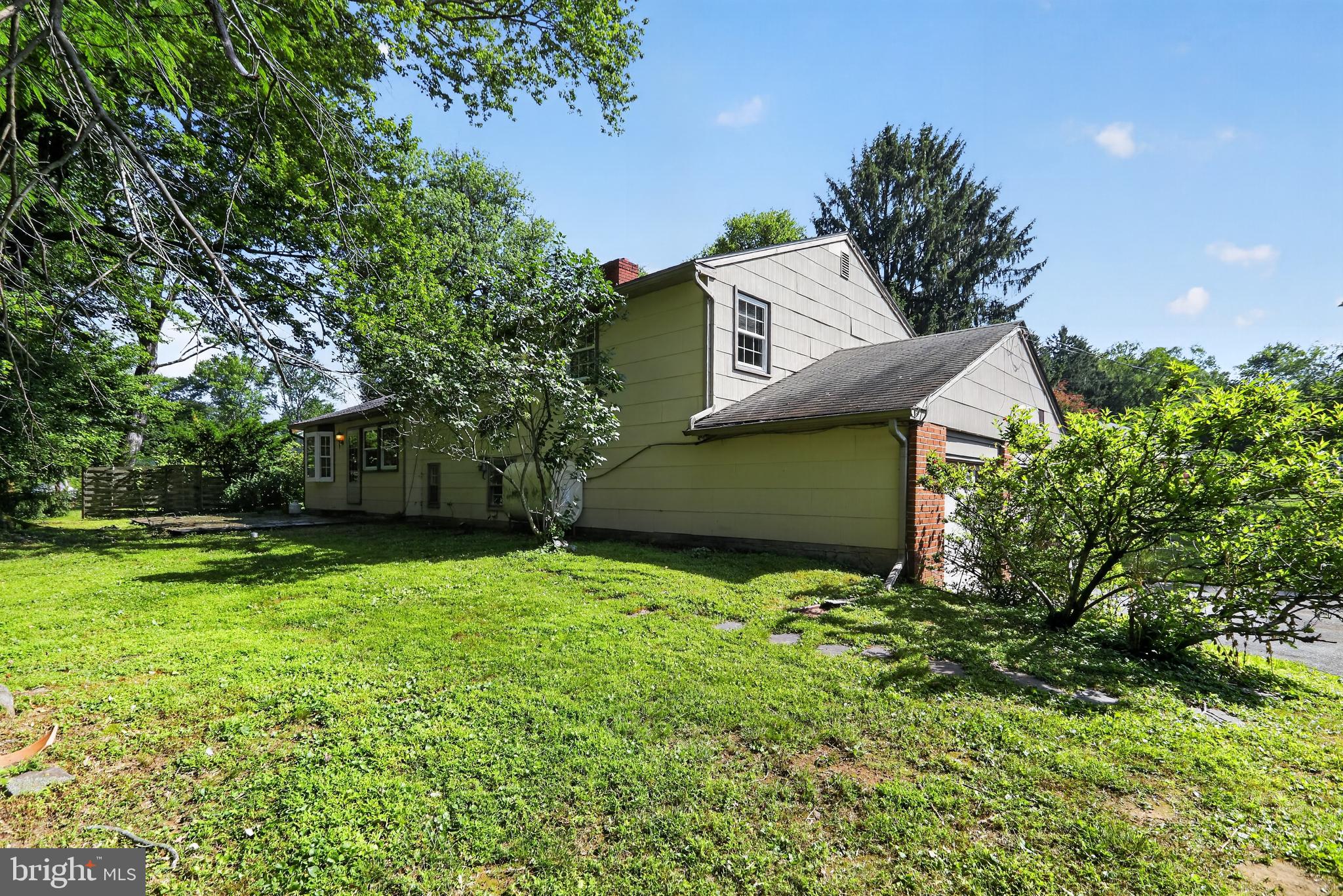 1043 CAROLYN DRIVE