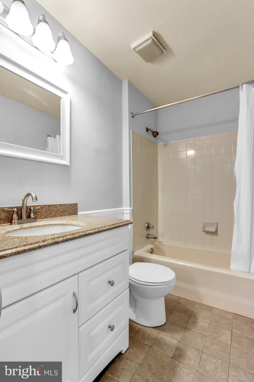 ENGLISH COUNTRY MANOR - Residential Lease