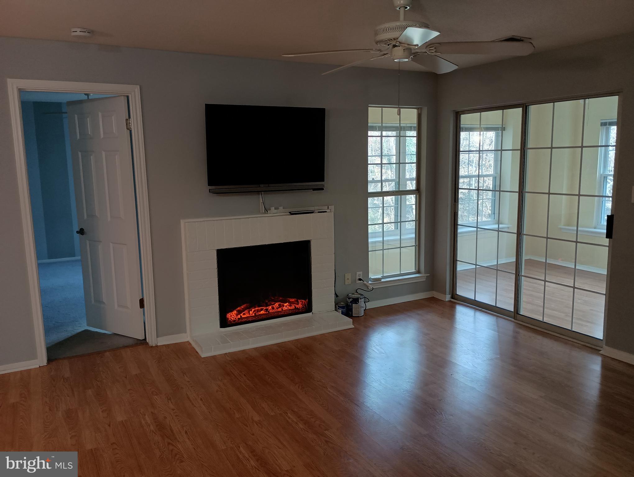 ENGLISH COUNTRY MANOR - Residential Lease