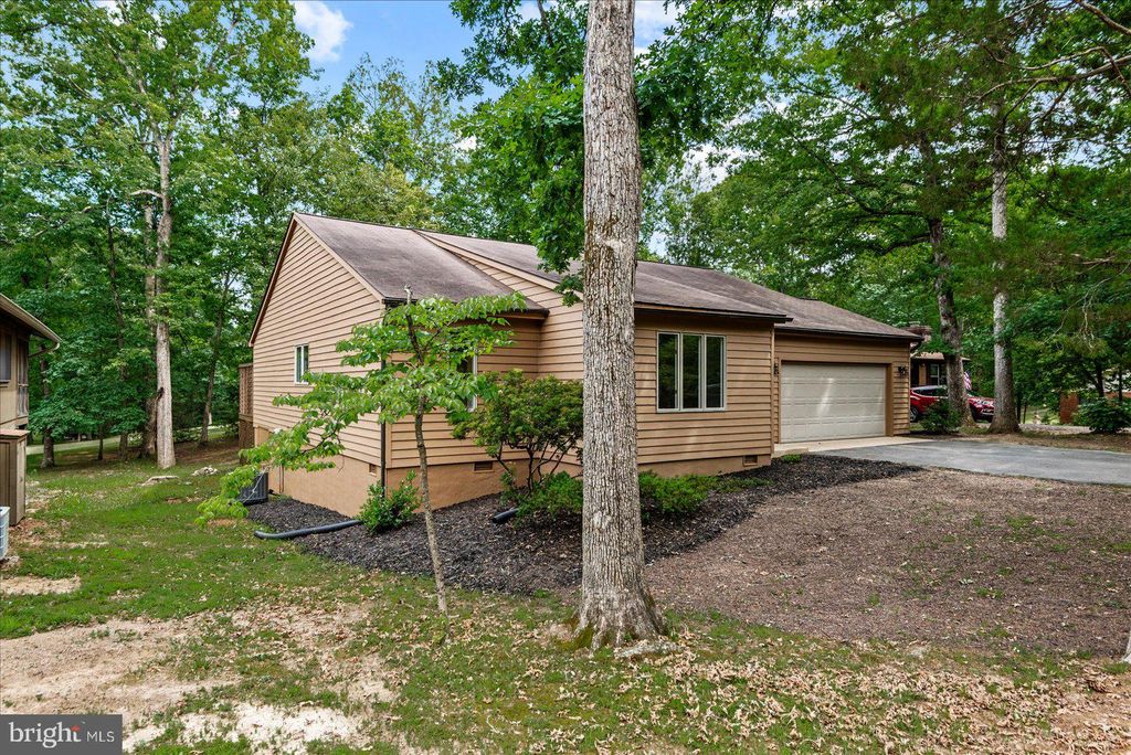 Photo of 705 Mt Pleasant Drive, LOCUST GROVE, VA 22508 (MLS # VAOR2014352)