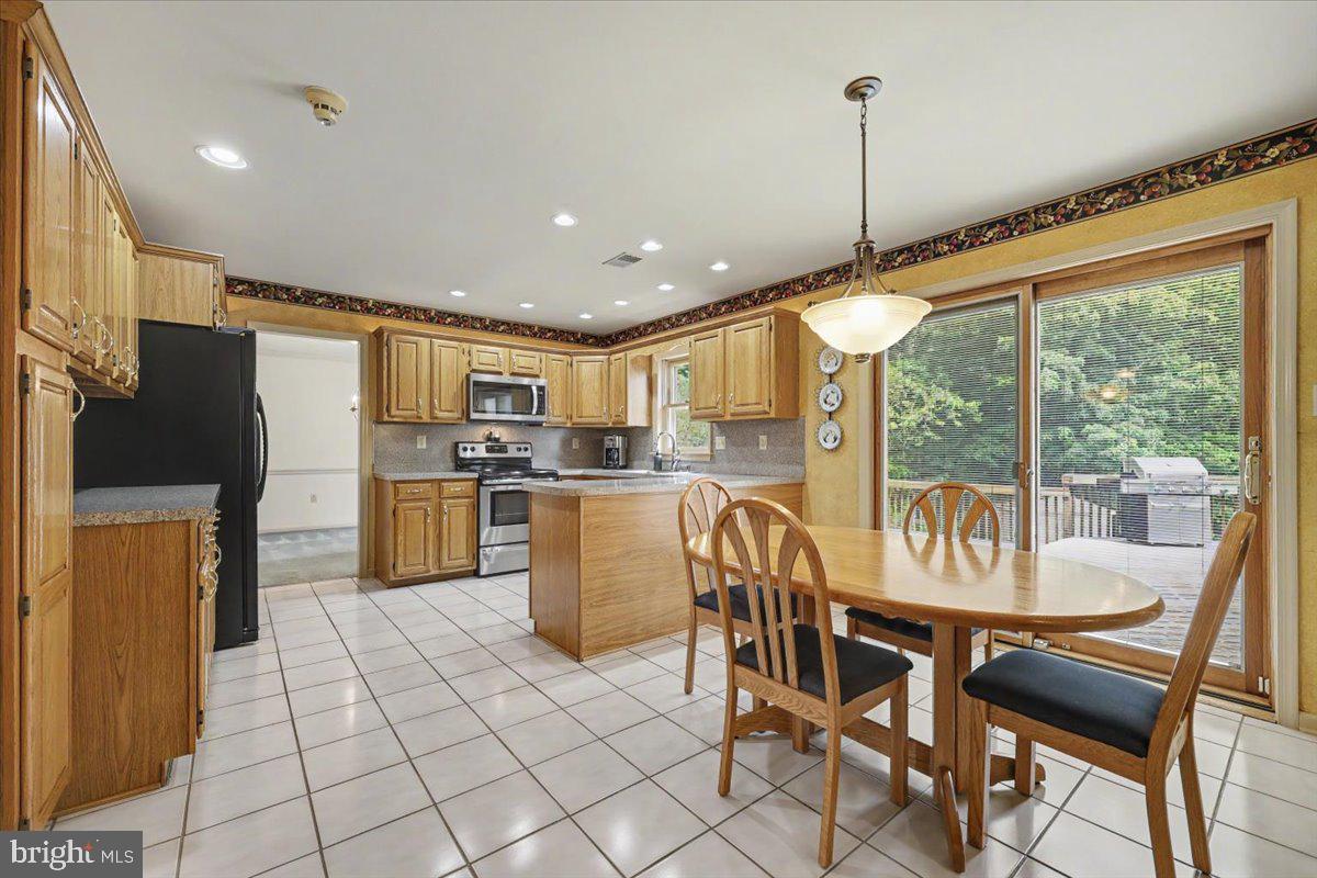 10 HAWK COURT