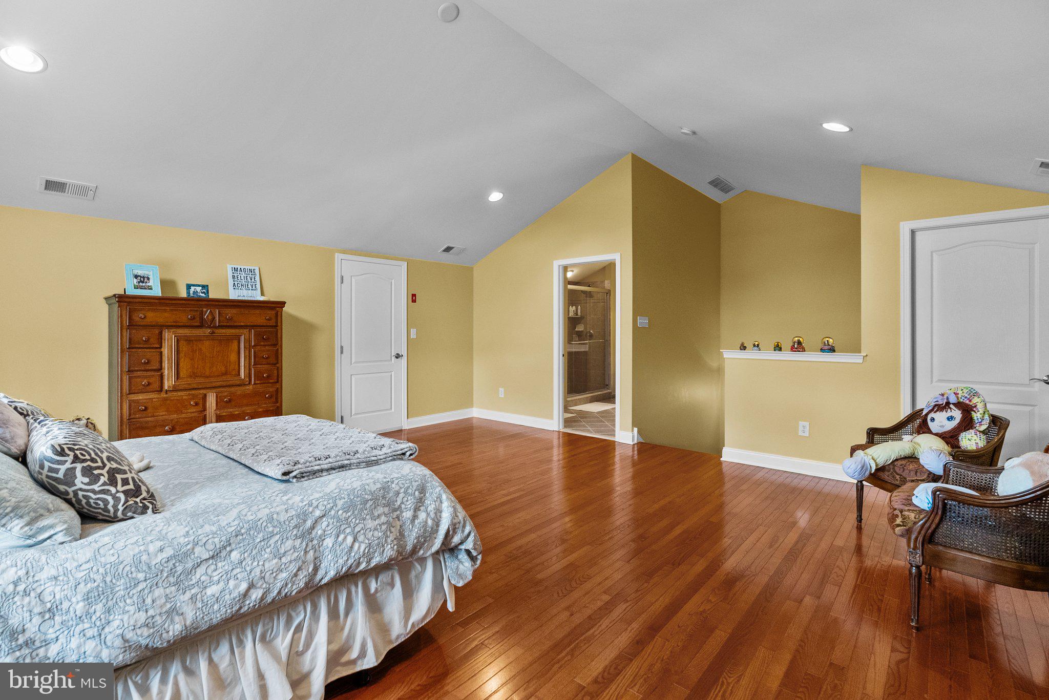 NEWTOWN WALK - Residential