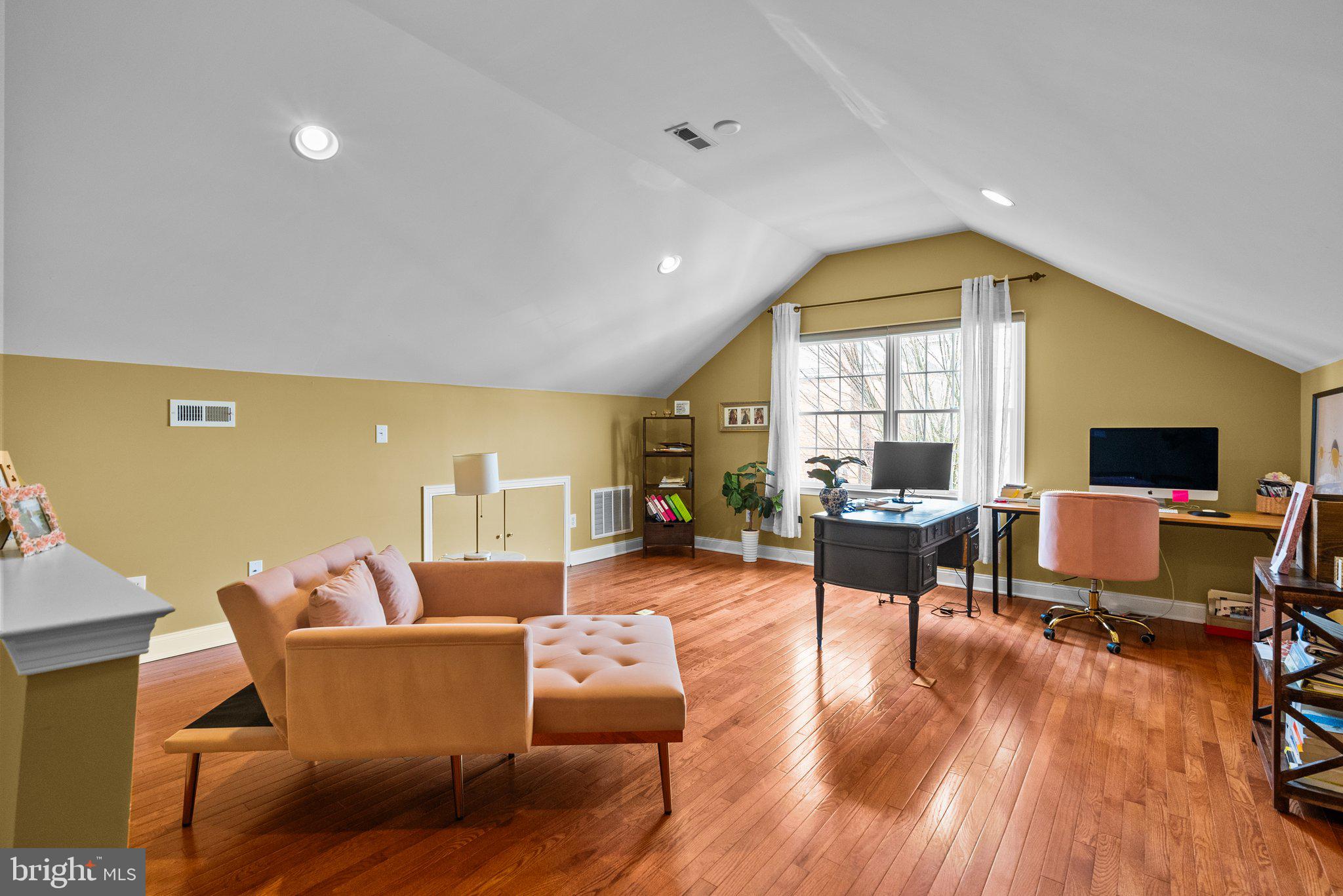 NEWTOWN WALK - Residential