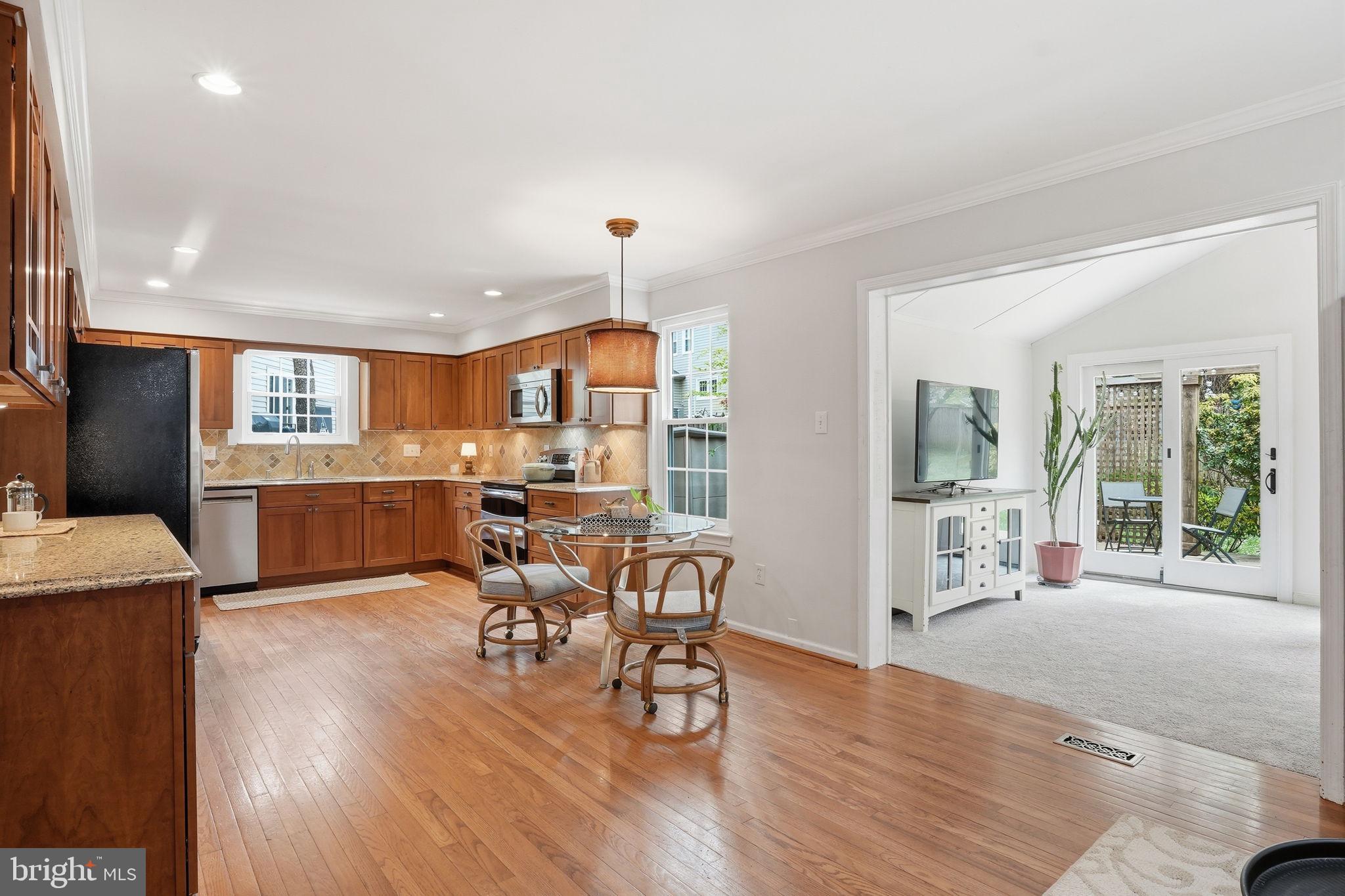 COLLEGE MANOR - Residential