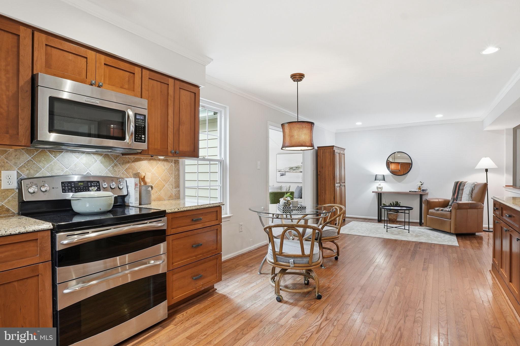 COLLEGE MANOR - Residential