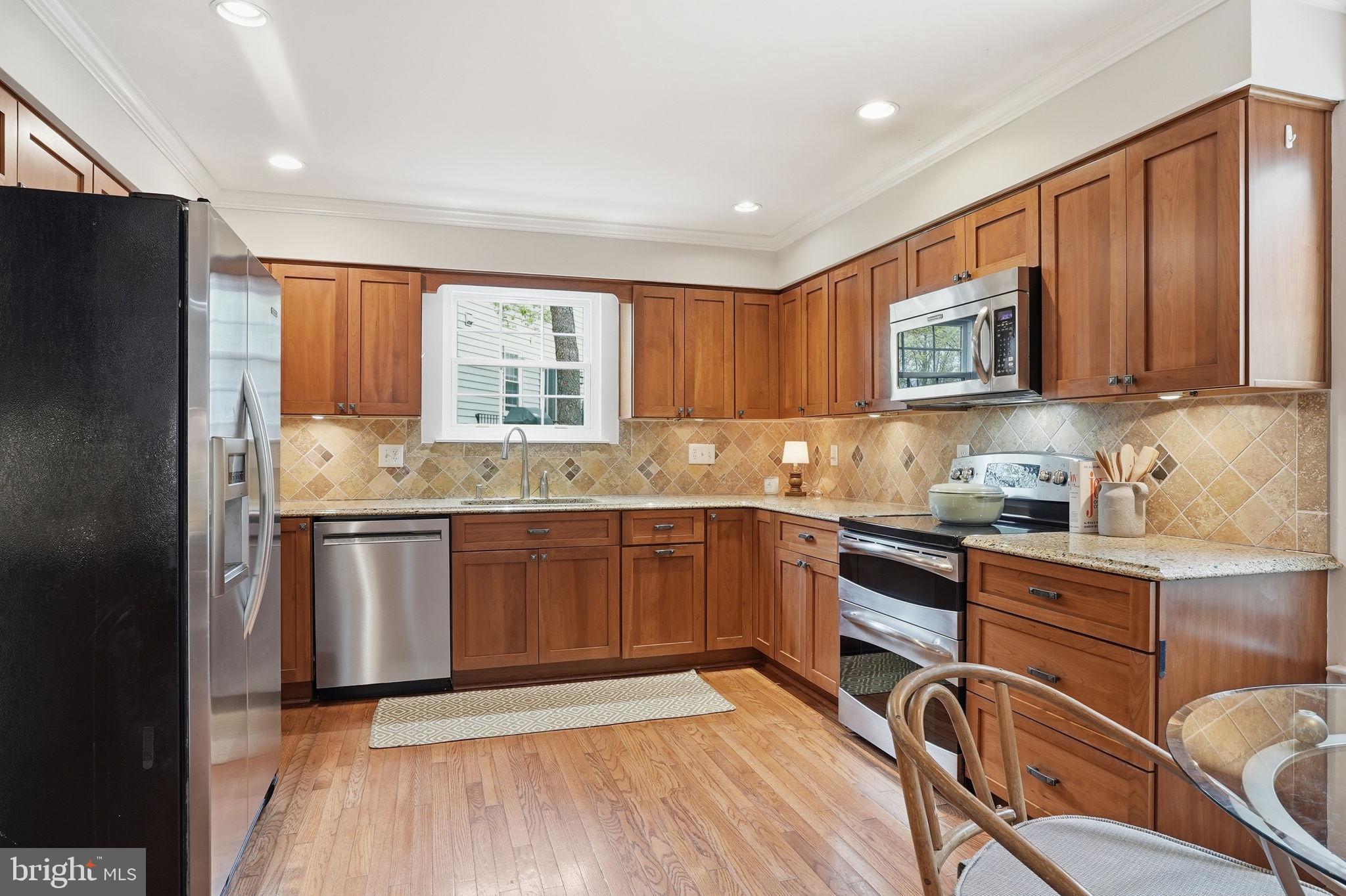 COLLEGE MANOR - Residential