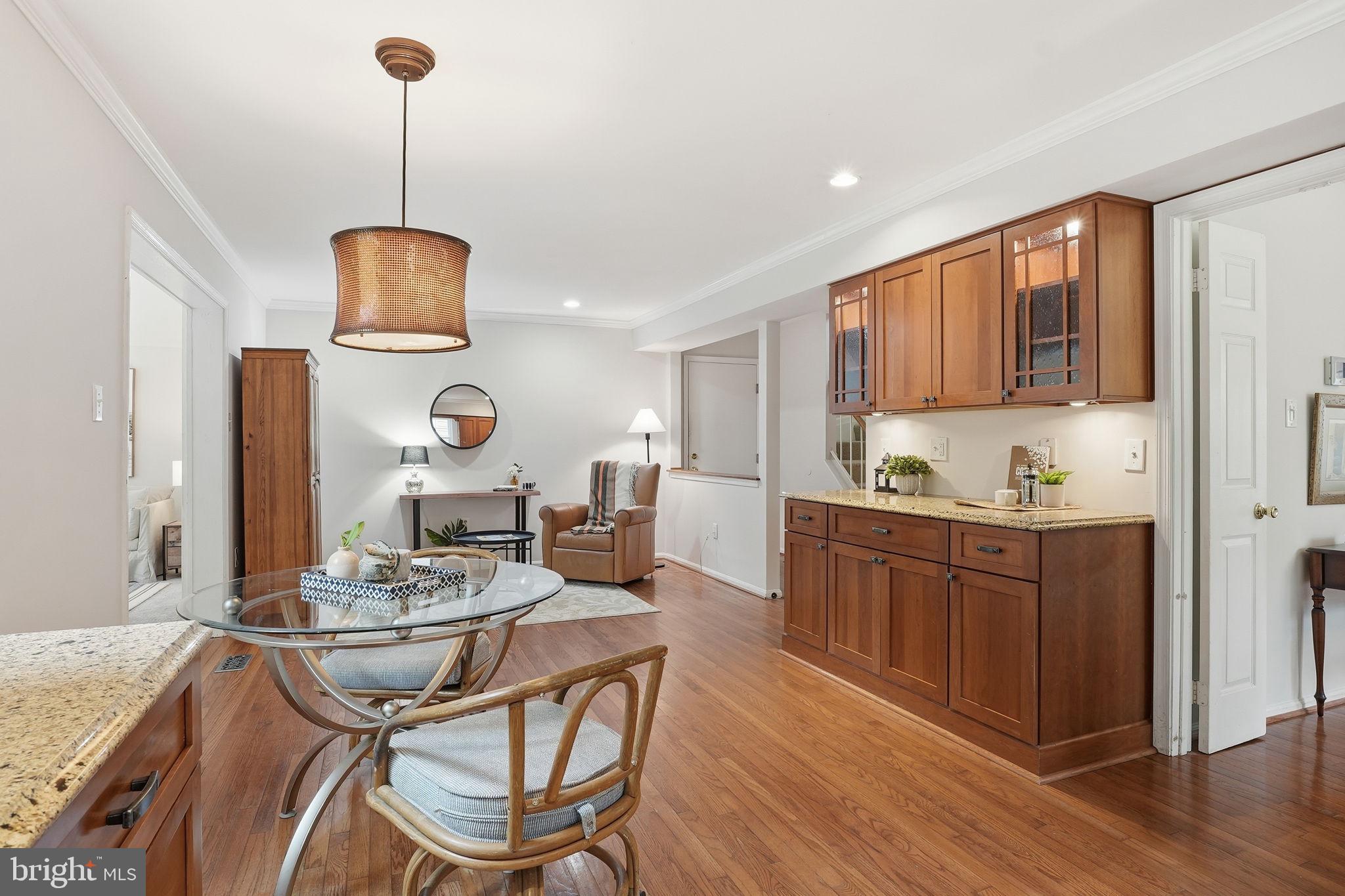 COLLEGE MANOR - Residential