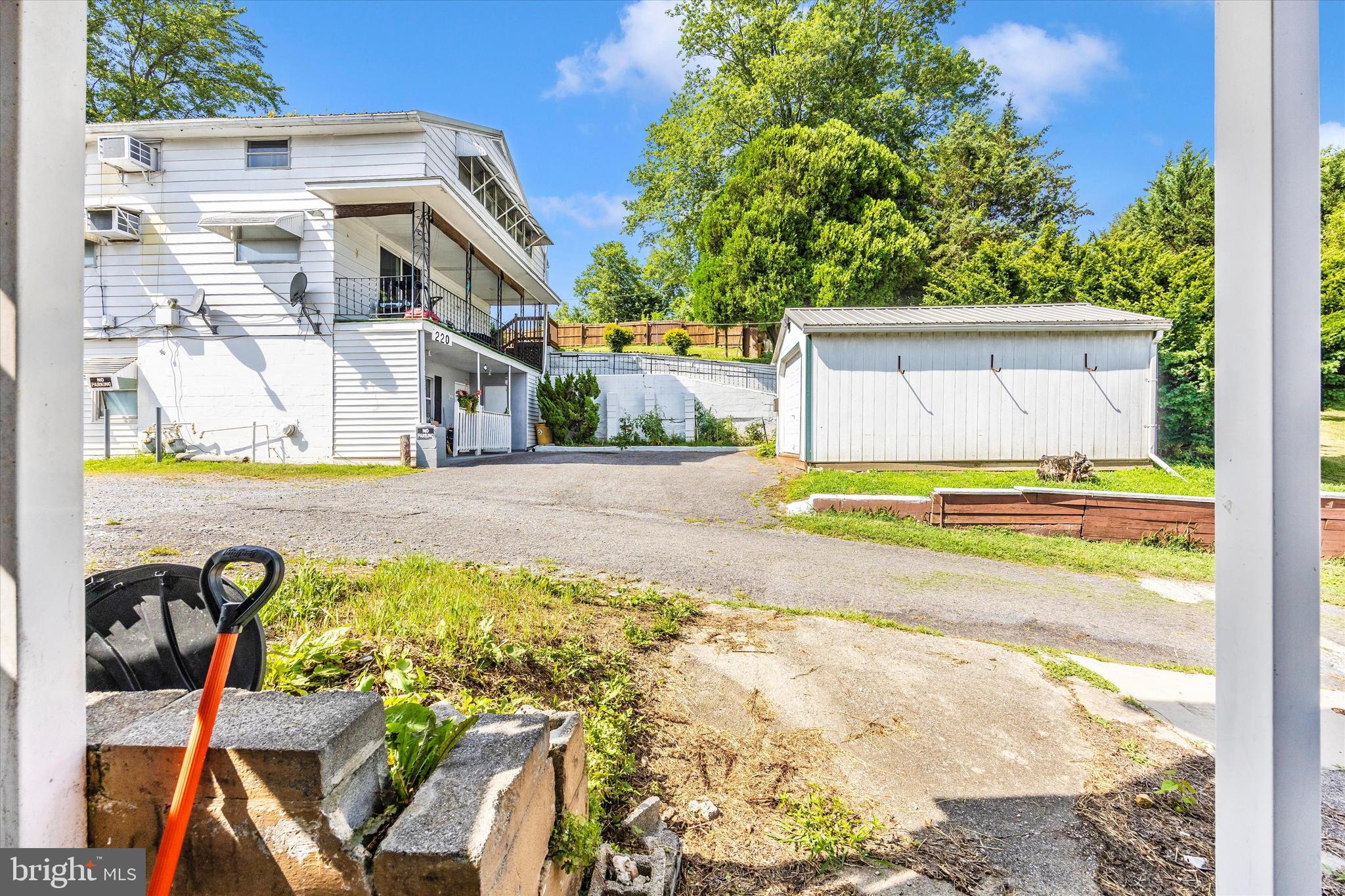 Main image without alt text