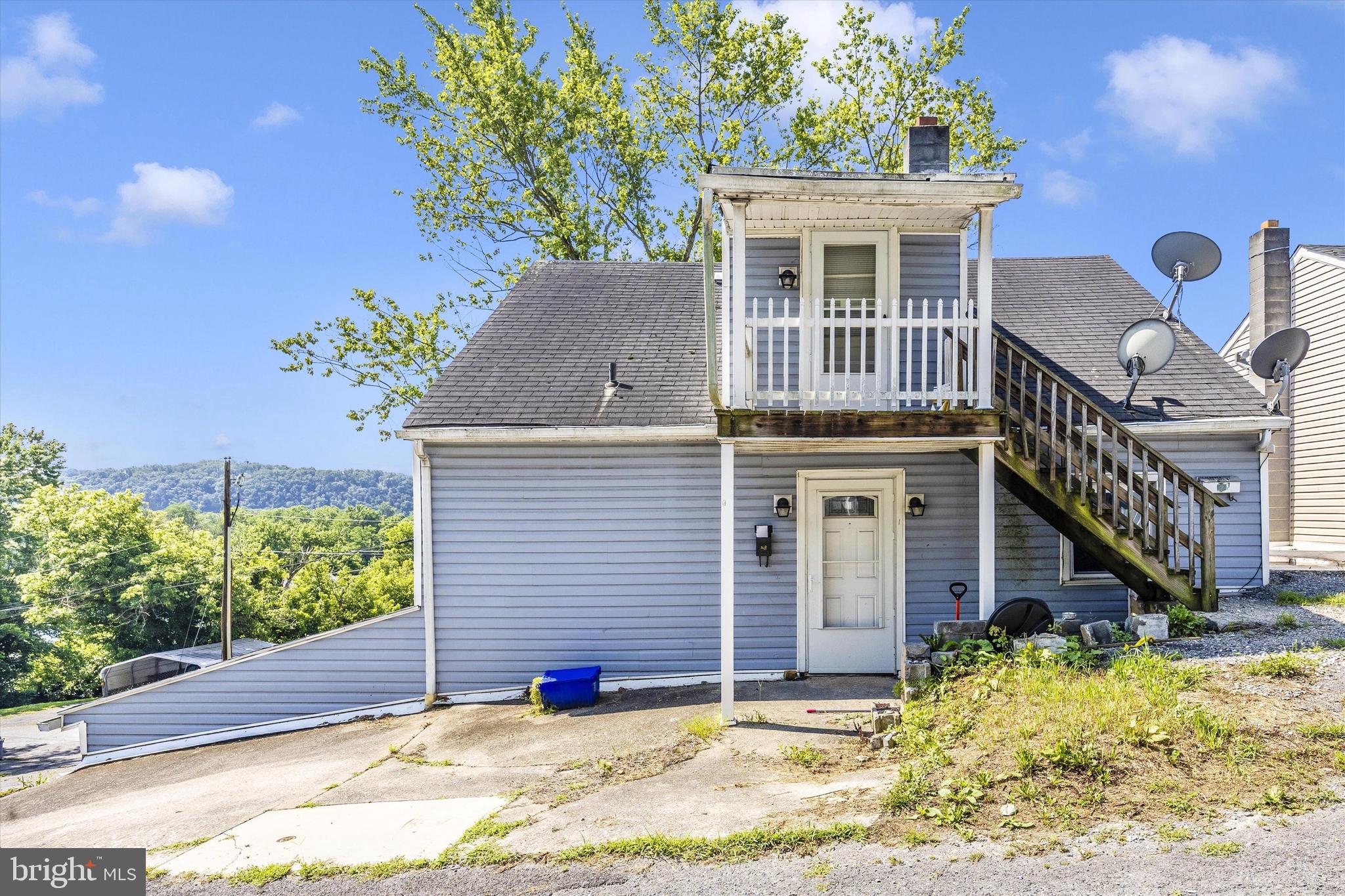 Main image without alt text