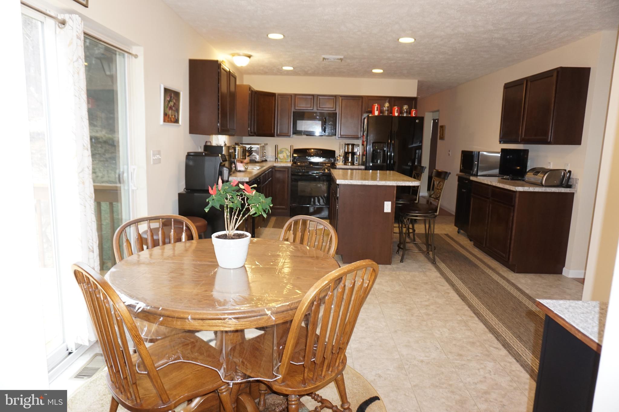 EMERALD LAKES - Residential