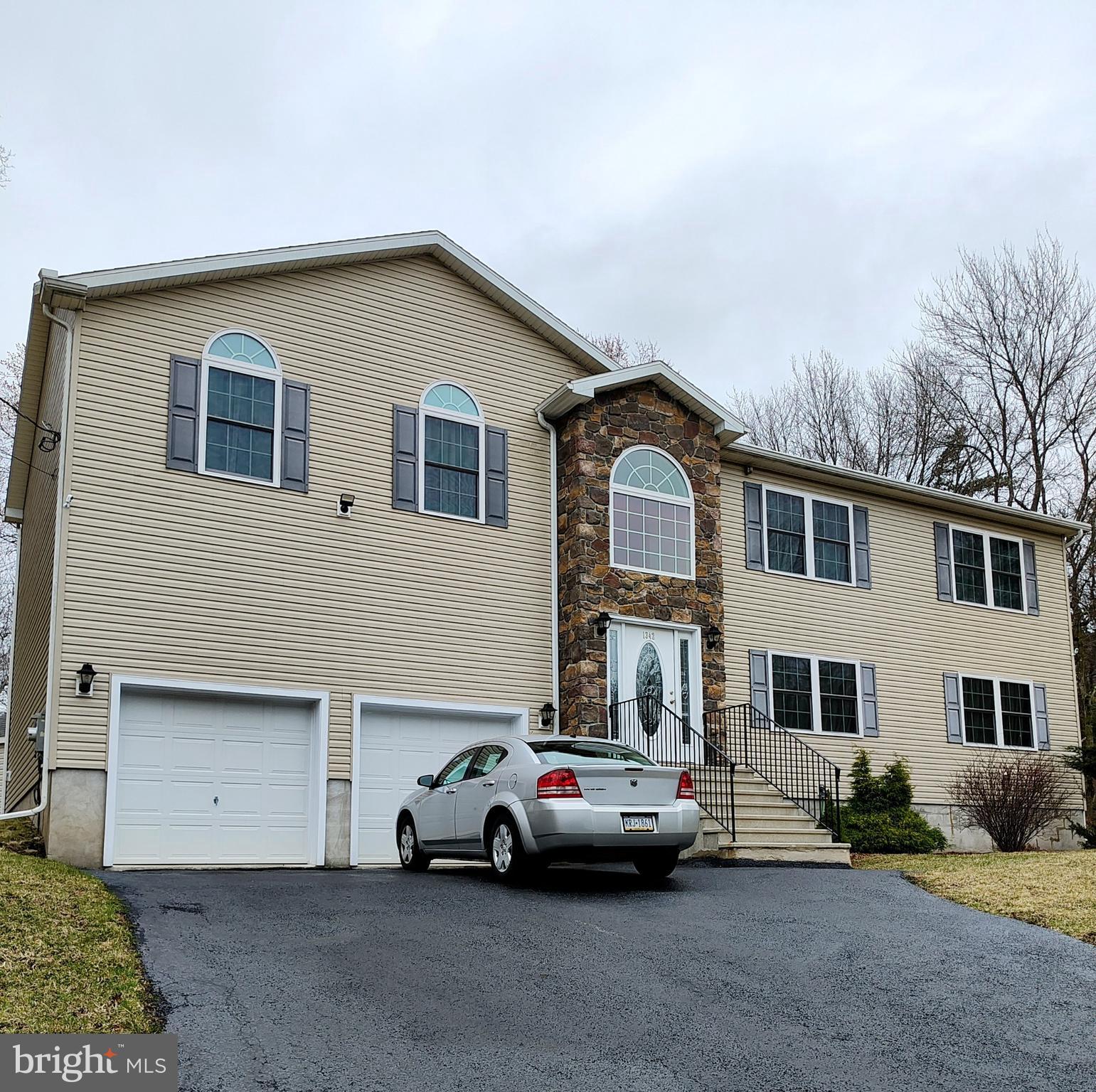 EMERALD LAKES - Residential