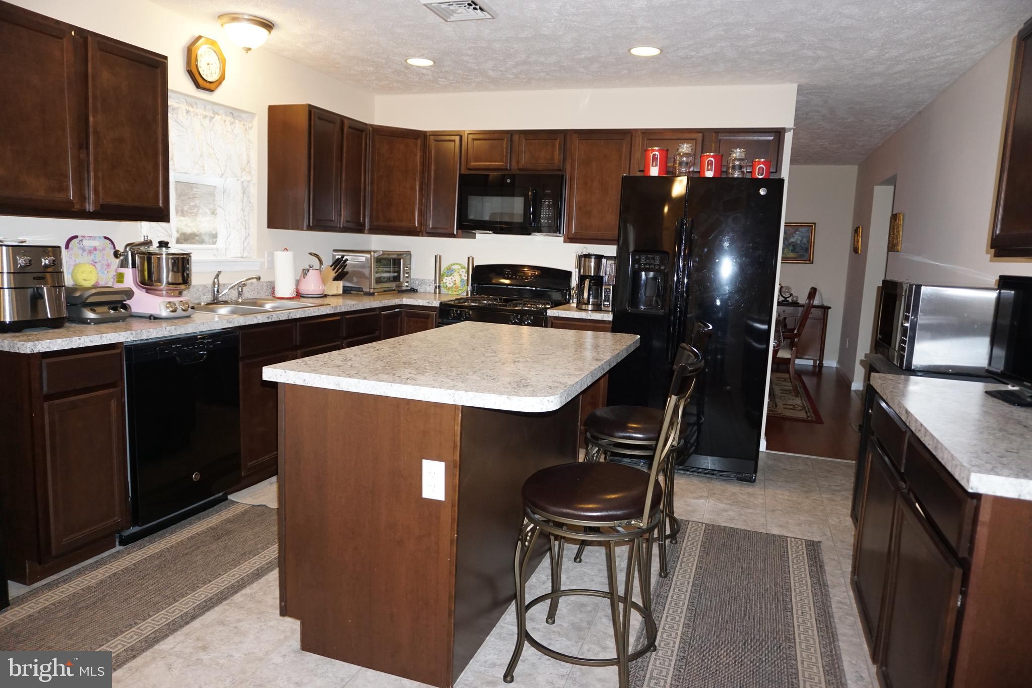 EMERALD LAKES - Residential