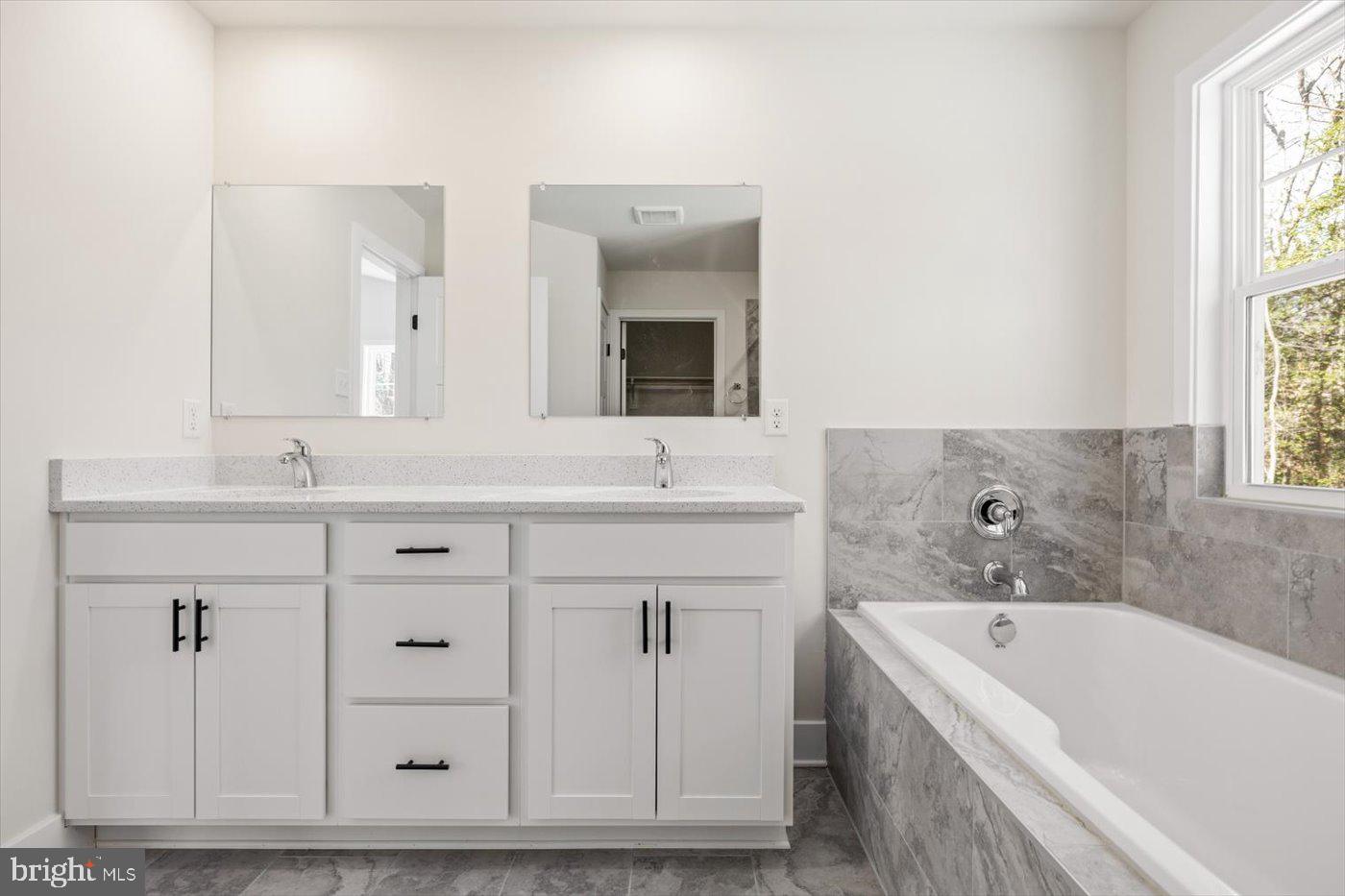 PRESIDENTIAL LAKES - Residential