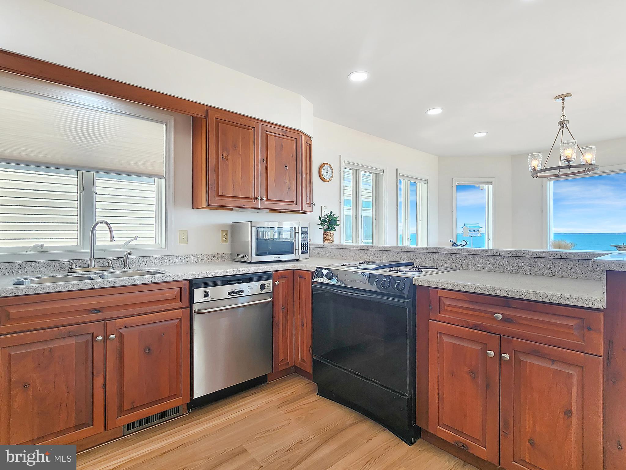 CAPTAIN'S COVE - Residential