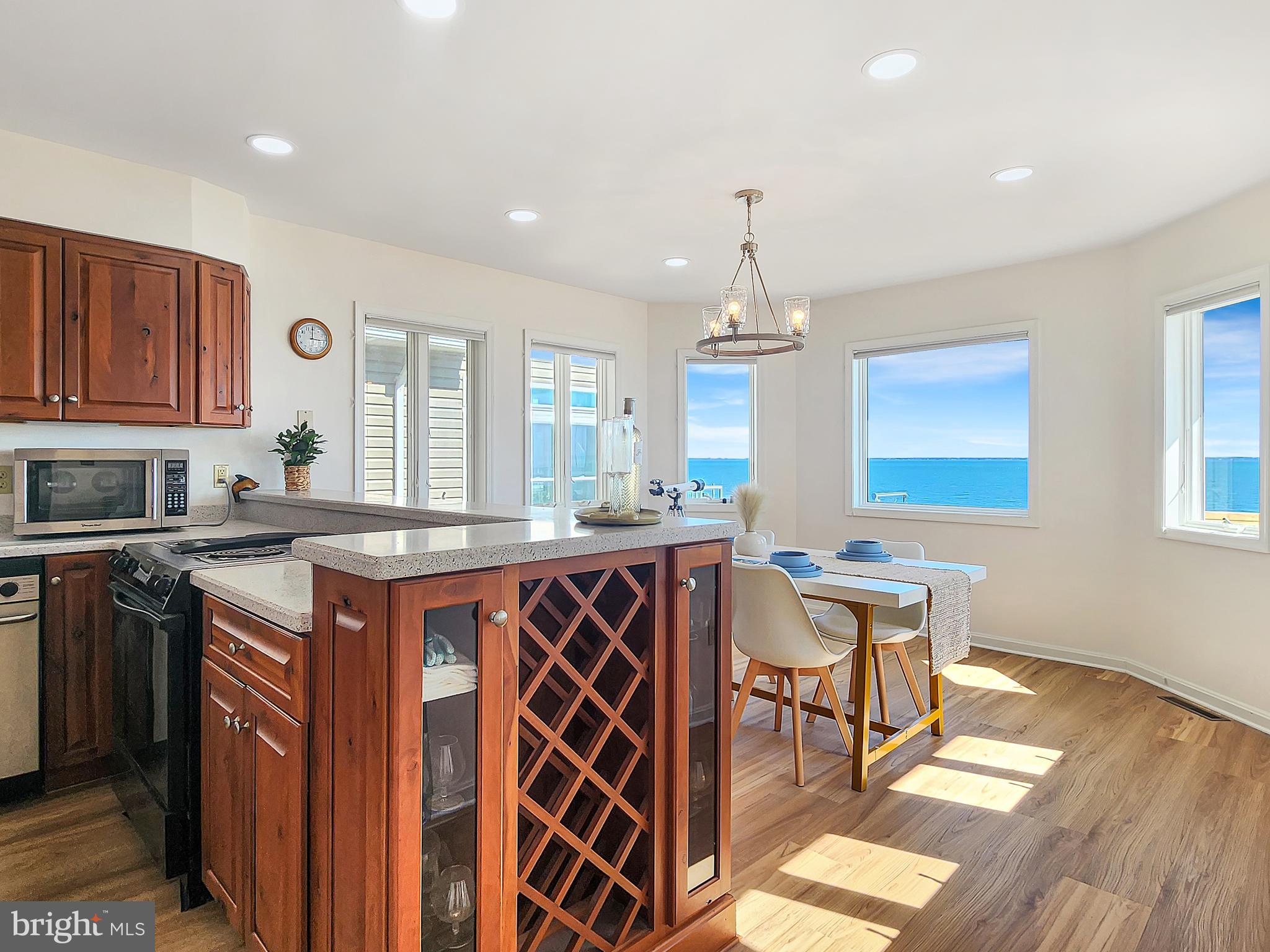 CAPTAIN'S COVE - Residential