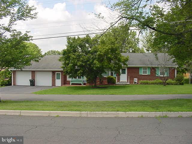 BEAUTIFUL HOME ALL ON ONE LEVEL ** QUIET STREET IN OLD TOWN MANASSAS * HUGE, PRIVATE REAR YARD * SPACIOUS KITCHEN WITH ISLAND AND DINING ROOM * 3 BEDROOMS, 2 FULL BATHROOMS * FIREPLACE IN FAMILY ROOM * SUNROOM ADJACENT TO KITCHEN WITH DOOR TO REAR YARD * OVERSIZE 2-CAR GARAGE * AVAILABLE MOVE IN DATE OF SEPTTEMBER 1 *