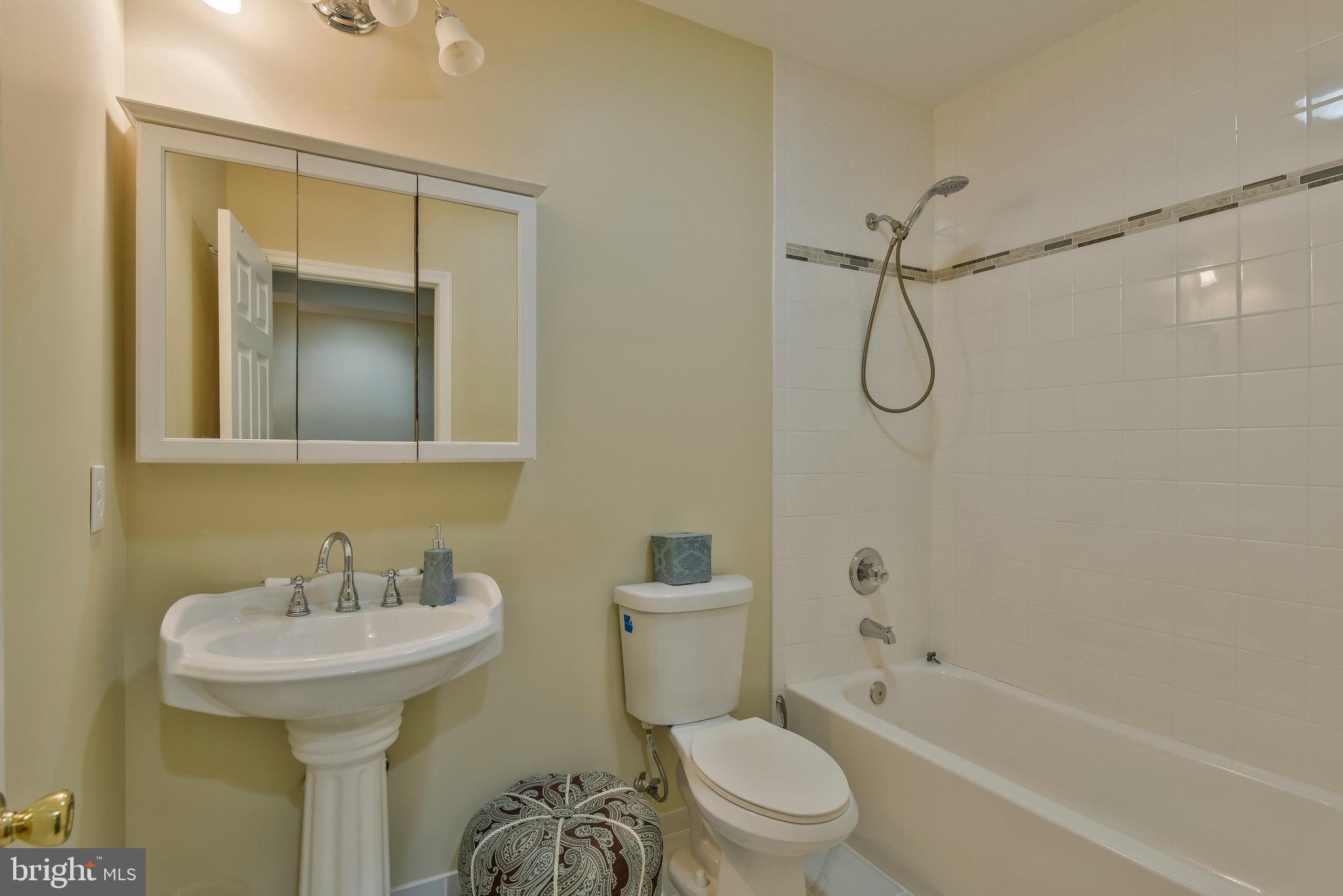 DOMINION VALLEY COUNTRY CLUB - Residential Lease