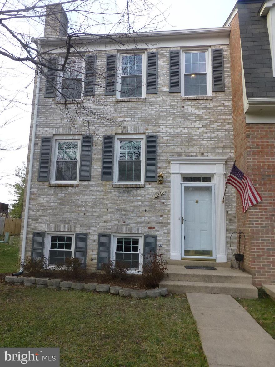 NEWLY RENNOVATED END UNIT TOWN HOUSE IN LAKERIDGE COMMUNITY. STAINLESS STEEL APPLIANCES, NEW GRANITE COUNTERTOPS, GORGEOUS GRANITE WITH LOTS OF MOVEMENT AND COMPLIMENTARY BACK SPLASH, NEW RECESSED LIGHTING, UPDATED BATHRROOMS, FRESH LANDSCAPING, NEWER WINDOWS . HARDWOOD FLOORS, NEW CARPETING, FRESH PAINT THROUGHOUT STORAGE ROOM WITH WALKOUT BASEMENT.THIS END UNIT TOWN HOME HAS BEEN SPIFFED AND SHINED FOR THE NEW OWNERS.  NEW CARPET THROUGHOUT AS WELL AS HARDWOOD FLOORS ON THE MAIN LEVEL, FRESH PAINT THROUGHOUT, RECESSED LIGHTS IN THE KITCHEN, STAINLESS STEEL APPLIANCES, UPDATED BATHS, EXTERIOR HAS BEEN FRESHENED WITH NEW PAINT ON THE SHUTTERS AND FRONT.  LARGE STORAGE SPACE IN BASEMENT WITH A  WALK OUT TO THE LEVEL BACKYARD.  AIR HANDLER AND COMPRESSOR REPLACED IN THE PAST FEW YEARS. BACKS TO PRIVACY .  HOUSE IS READY FOR NEW BUYERS.  SLIDING DOOR IN KITCHEN IN HAVING THE GLASS REPLACED IN THE NEXT COUPLE OF DAYS  .  3 NICE SIZE BEDROOMS, 2 FULL AND 2 HALF BATHS,, 2 ASSIGNED PARKING SPACES DIRECTLY IN FRONT OF HOUSE AS WELL AS THE MAIL BOXES.  LOCATED IN AN EXCELLENT LOCATION CLOSE TO ALL AMENITIES.