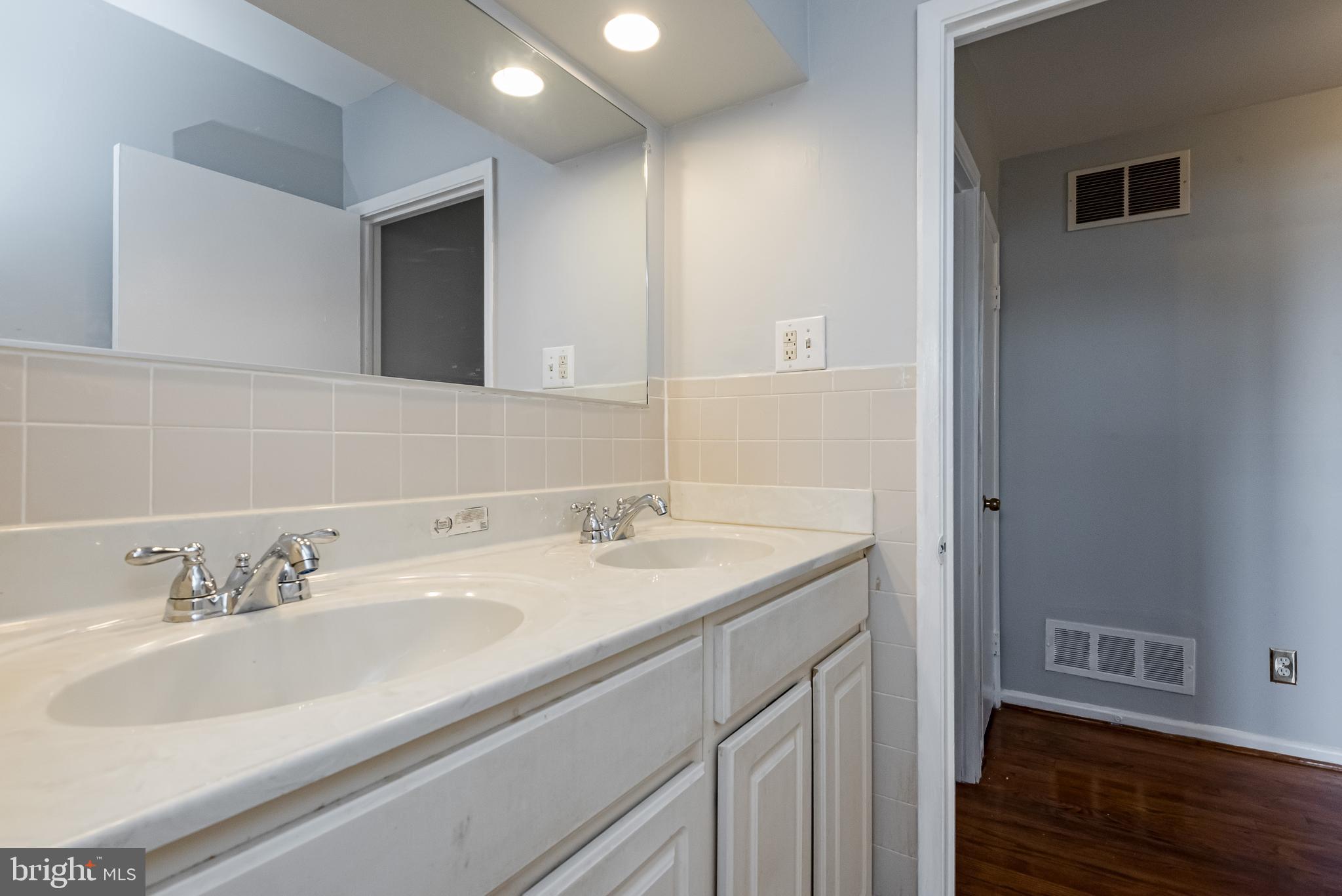 TEN ACRES - Residential