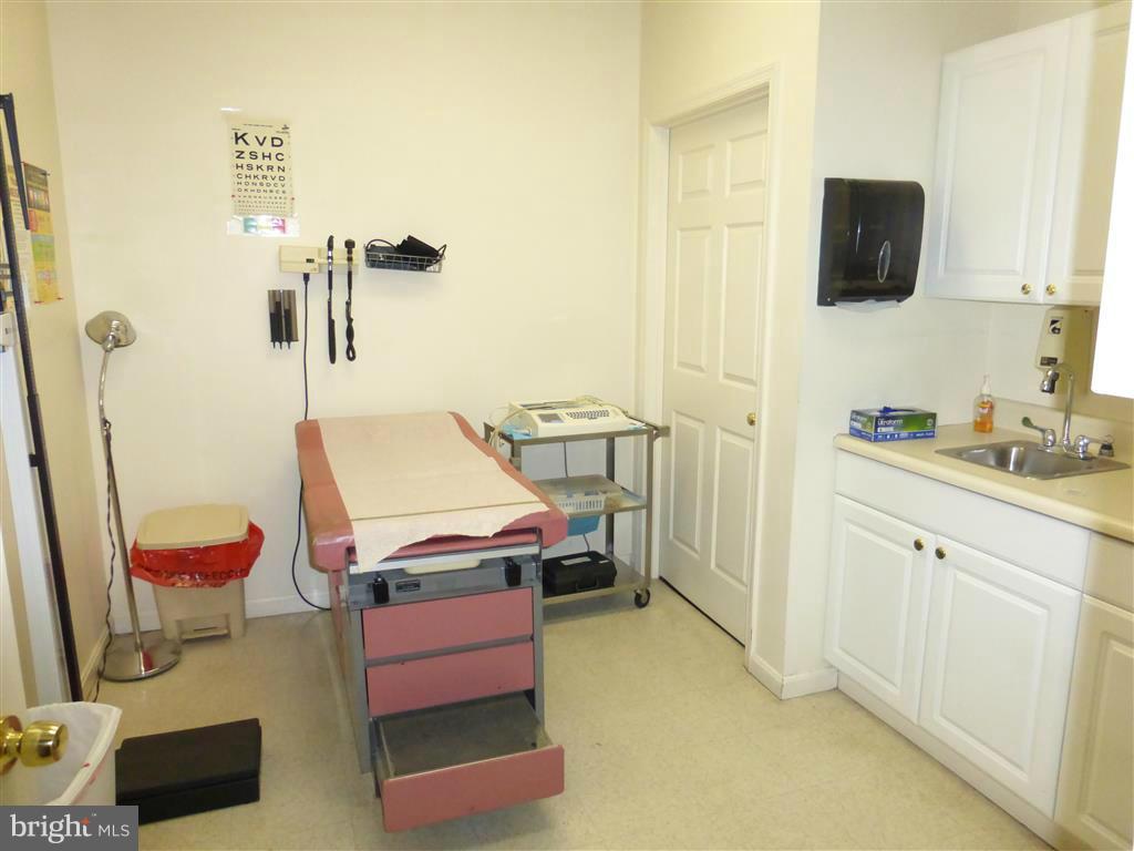 ABERDEEN HILLS - Commercial Lease