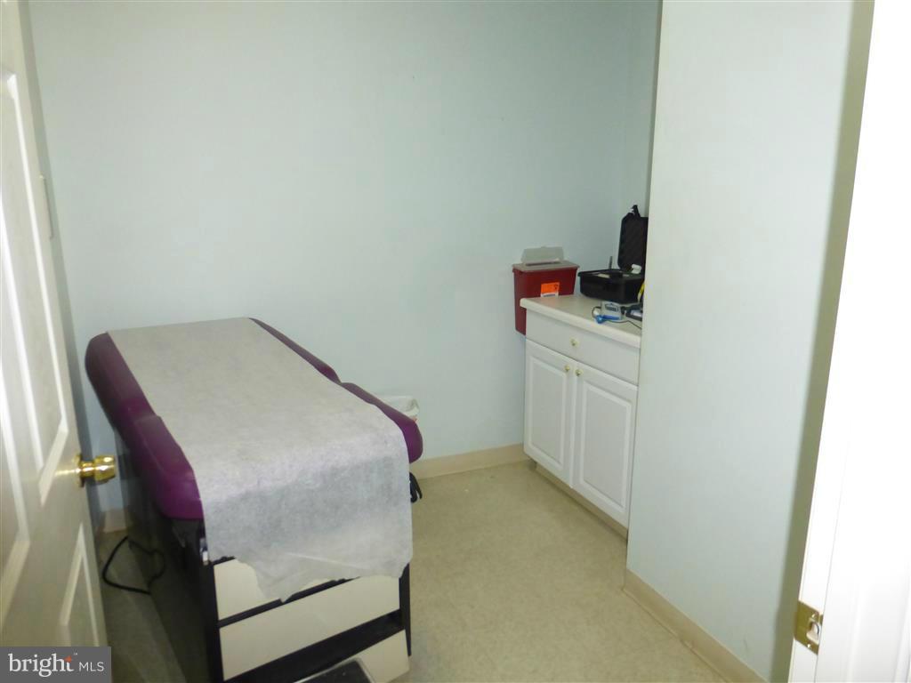 ABERDEEN HILLS - Commercial Lease