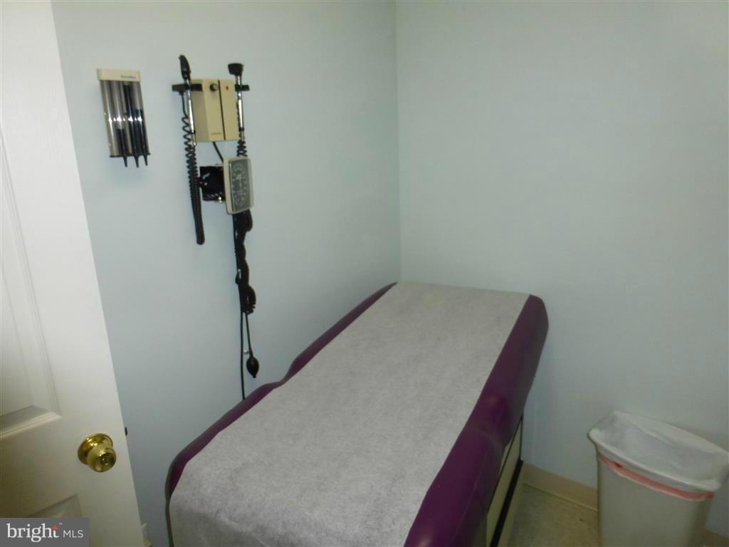 ABERDEEN HILLS - Commercial Lease