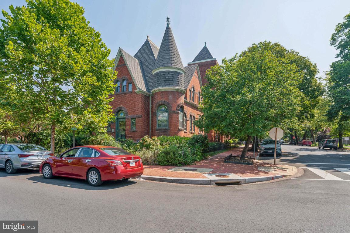 902 D STREET SE 1