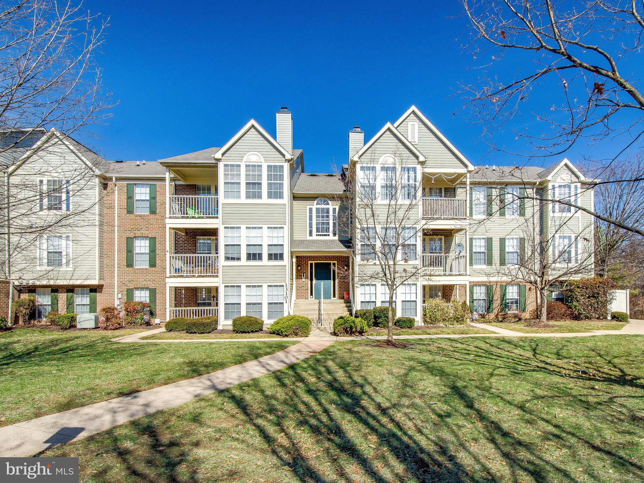 Terrific top floor unit in sought after Seneca Knolls! Premium location in the back of the community! Contemporary floor plan & design w/ vaulted ceilings, sunny breakfast rm, balcony, fireplace, open breakfast bar & more! Gorgeous hardwoods, brand new bedroom carpet, granite kitchen counter tops, replaced appliances, bath updates, & newer HVAC & hot water heater! All this plus walk to everything!