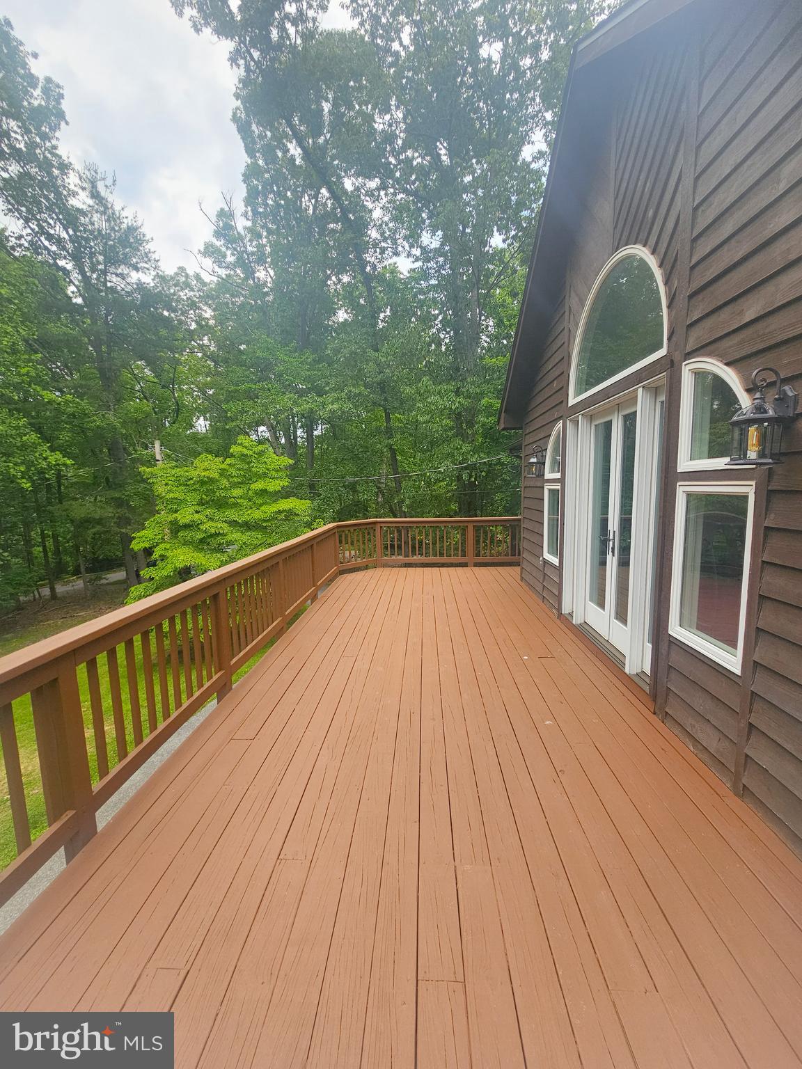 654 LAKESIDE DRIVE