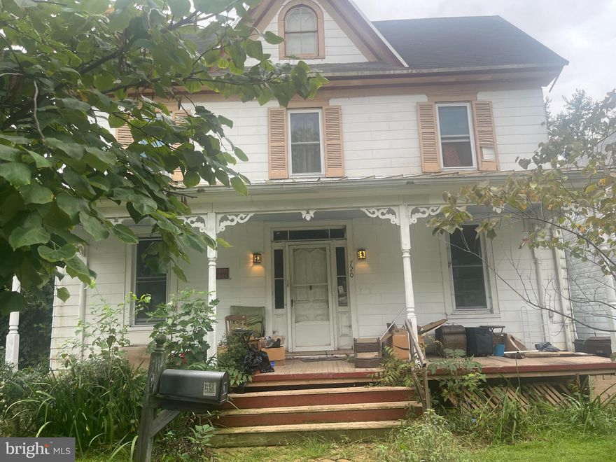 Great investment opportunity located in the Historic District of Cambridge.  This property has many possibilities.