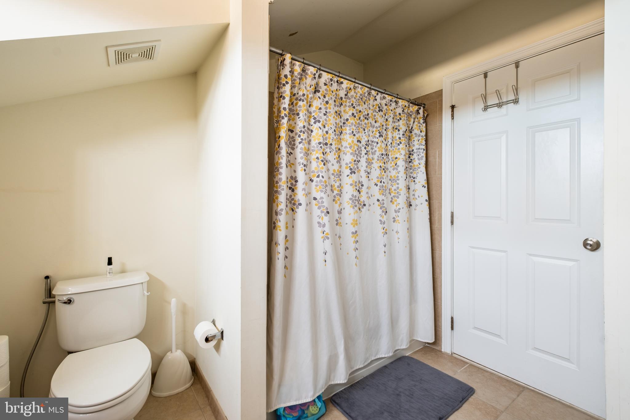 NAVAL SQUARE - Residential Lease