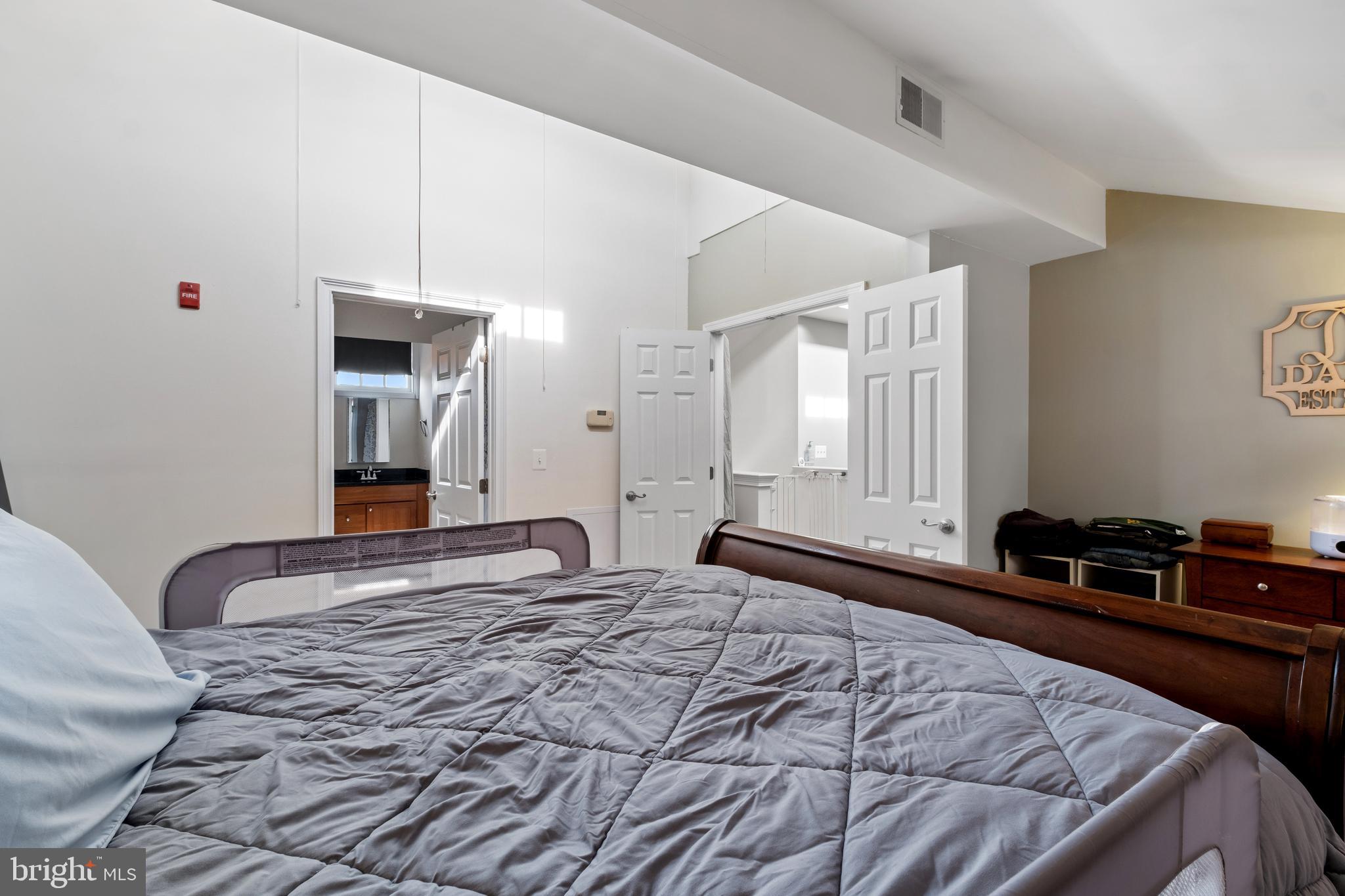 NAVAL SQUARE - Residential Lease