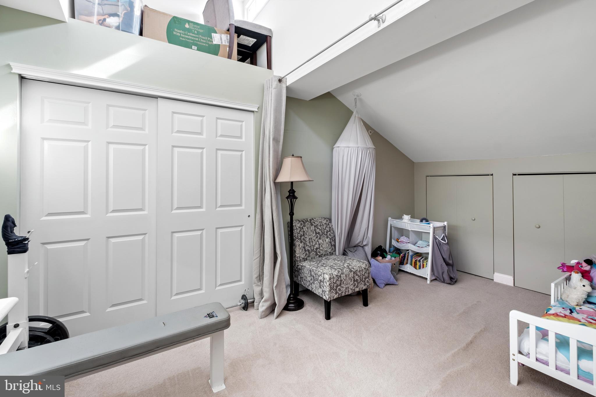 NAVAL SQUARE - Residential Lease