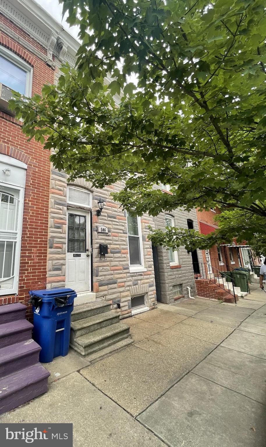 Great investment opportunity in a prime location! Needs work. Contact the listing agent to schedule your tour.