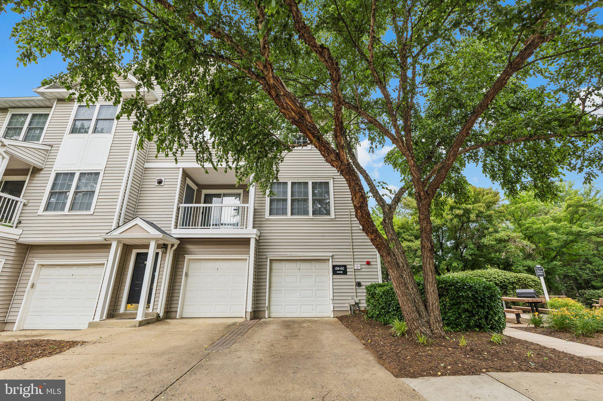 4542 SUPERIOR SQUARE