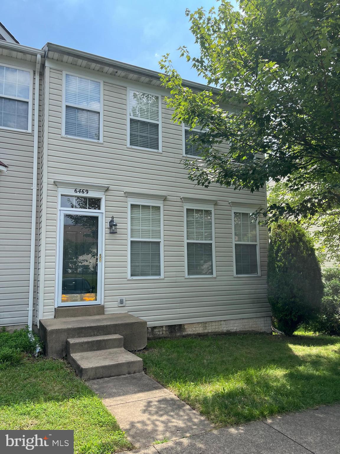 Impeccably maintained end unit in sought after Centreville! Large open floor plan with tons of natural light. The entire property has been painted. Updated/upgraded throughout, designer baths, granite counters, 42" cabinets and stainless appliances. Basement rec-room has full size washer/dryer, ceramic tile flooring w/full bath and large unfinished storage room. The sizable sun soaked (newly sanded and sealed) deck w/stairs and a fenced in back yard. 2 assigned spots right up front.
The property is in close proximity to I66/Rt 29/Rt28 and tons of shopping.