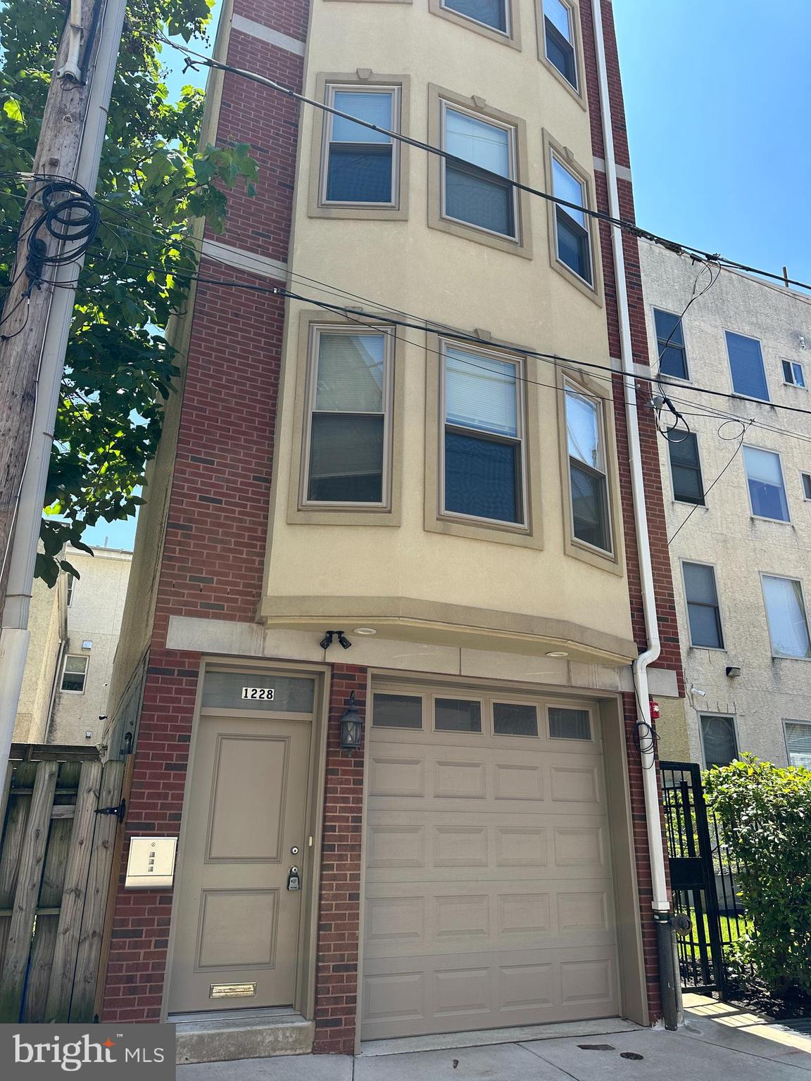 newer construction 4 bed 4.5bath 3 levels with 2 car parking spots next to the building just off spring garden between 13 and 12 .
2 nd fl: living room/kitchen,half bath,a little balcony,laundry;3 rd fl: 2 bed 2 bath;4th fl: 2 bed 2 bath,5th level : roof top.
great location,walk distance to center city.
minimum requirements: credit score 650 and income three times of the rent or parents cosign for recent graduates.three month rent upfront.available asap
