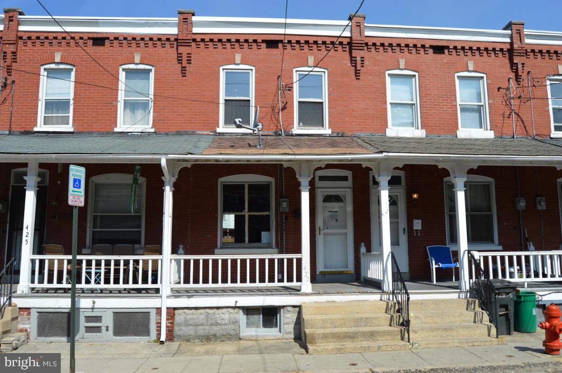 Fantastic opportunity! 4 bedroom home with beautiful ceramic tiling on the main floor. You will love what this home has to offer. Call today for your private showing!