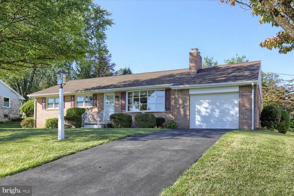 Photo of 18 Glendale Drive, Lancaster, PA 17602 (MLS # PALA2041038)